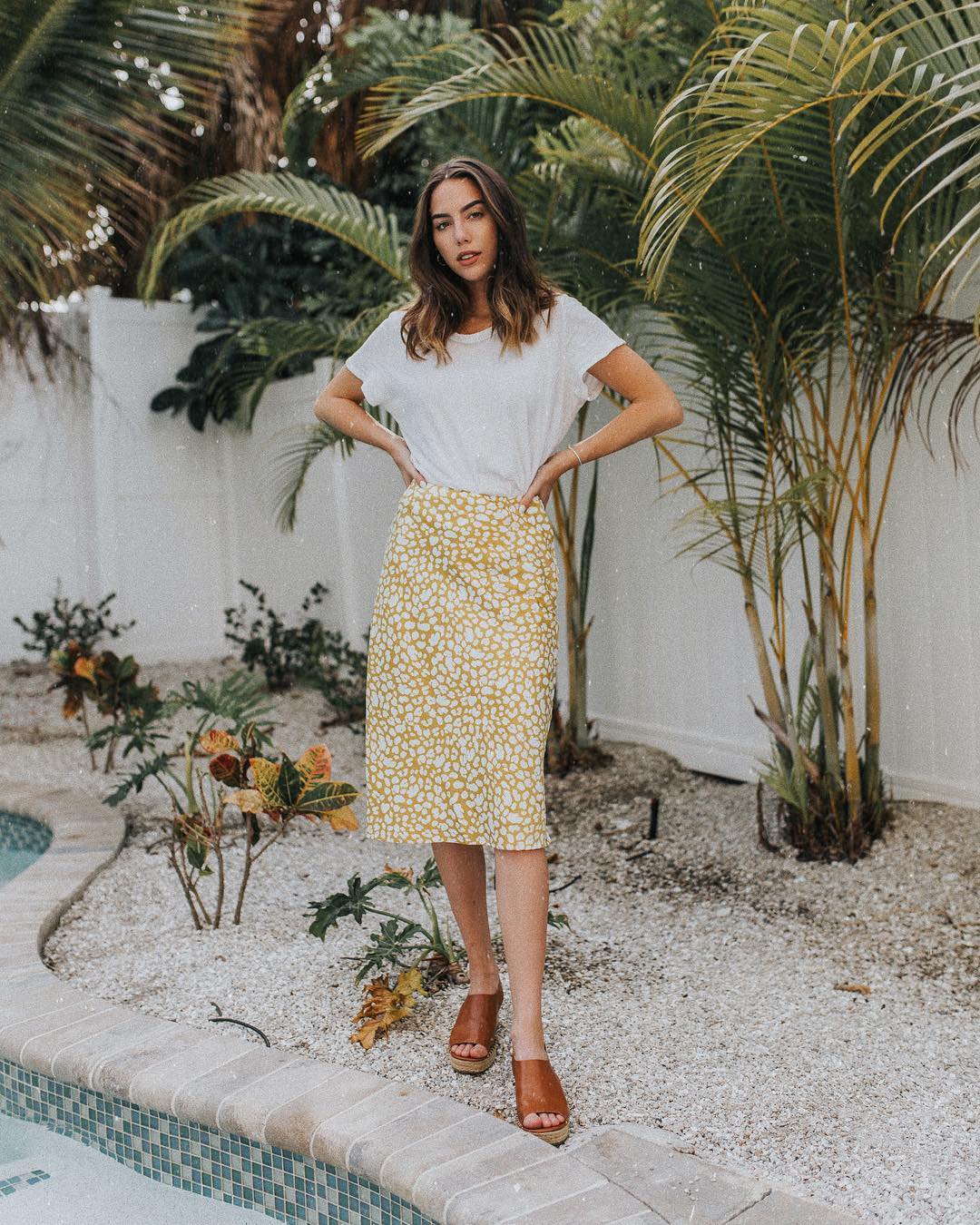spring outfit ideas - t-shirt + skirt + slides