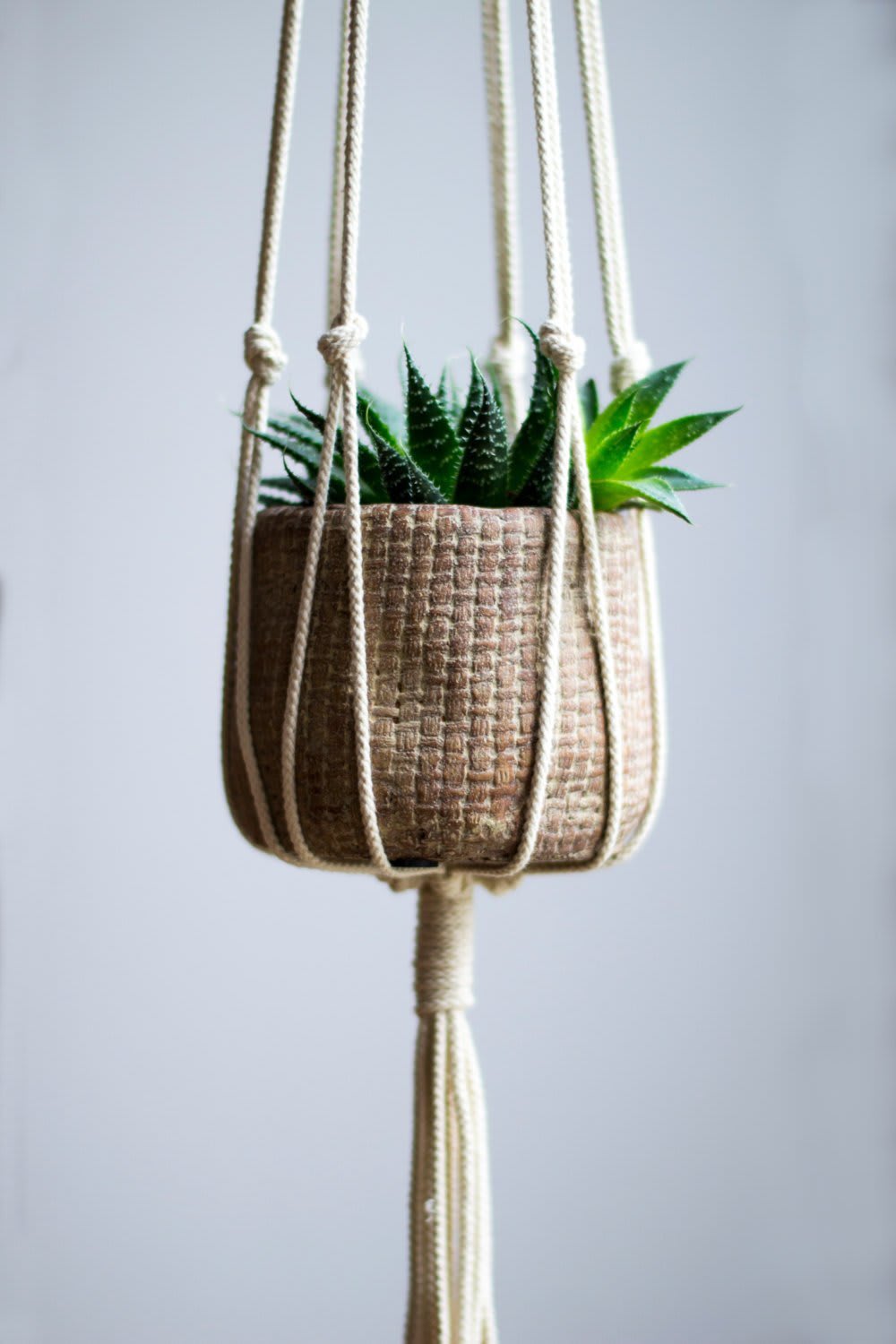 macrame hanging planter - small apartment decorating ideas on a budget - very small house decorating ideas- small apartment ideas space saving -maximizing small spaces - maximize space in small bedroom