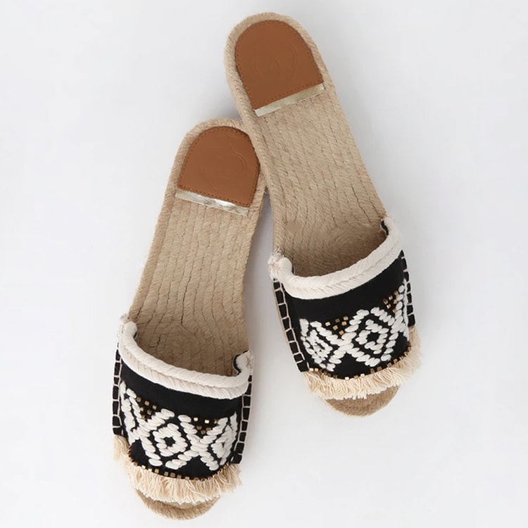 White and black embroidered sandals : embroidery clothing - embroidery trend - floral embroidered clothing