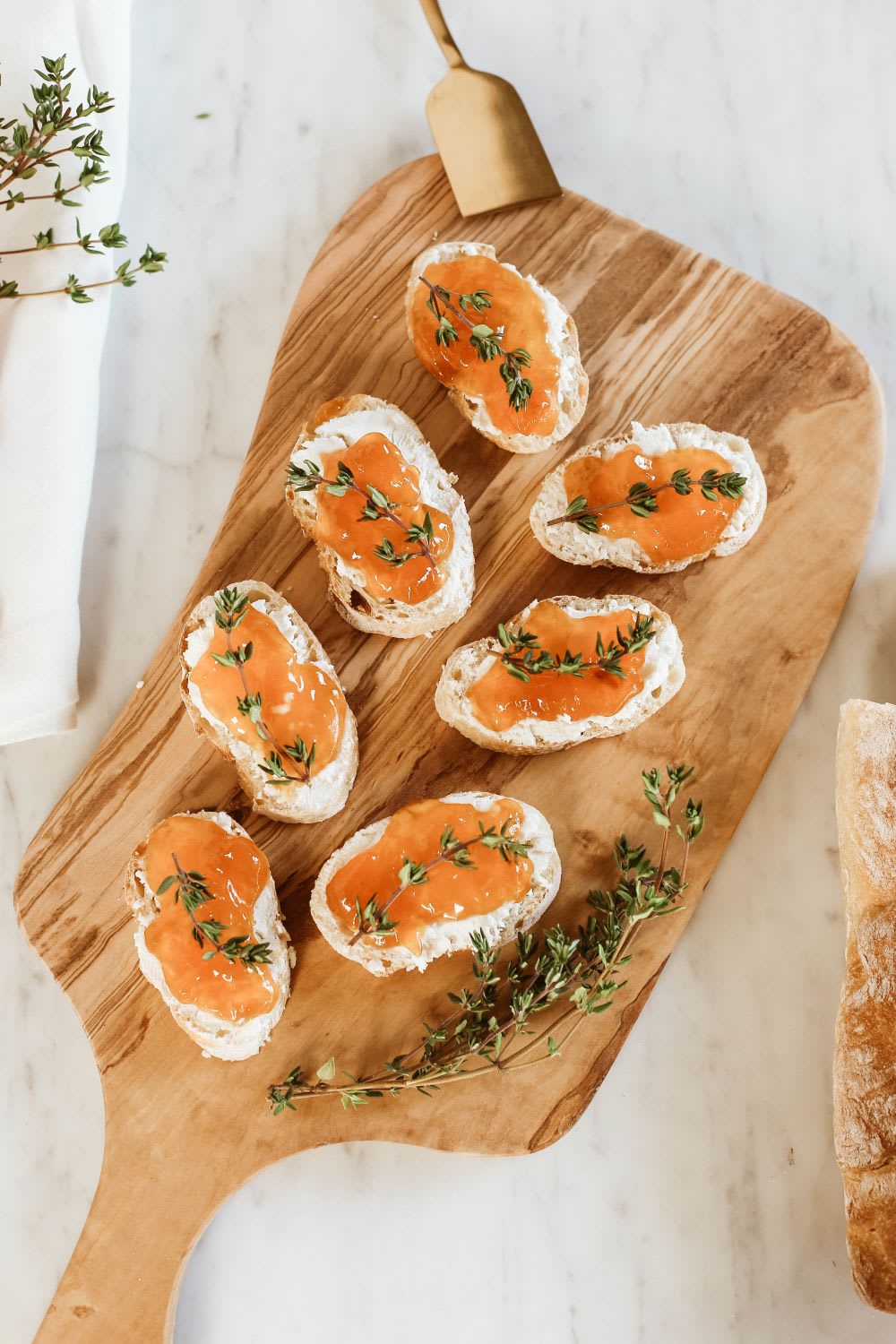 crostini with apricot and goat cheese