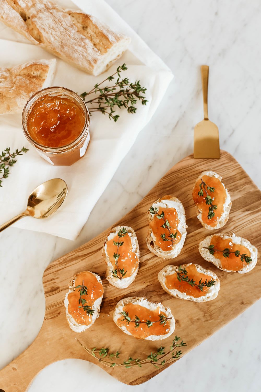 friendsgiving food ideas: mini toasts with apricot and goat cheese