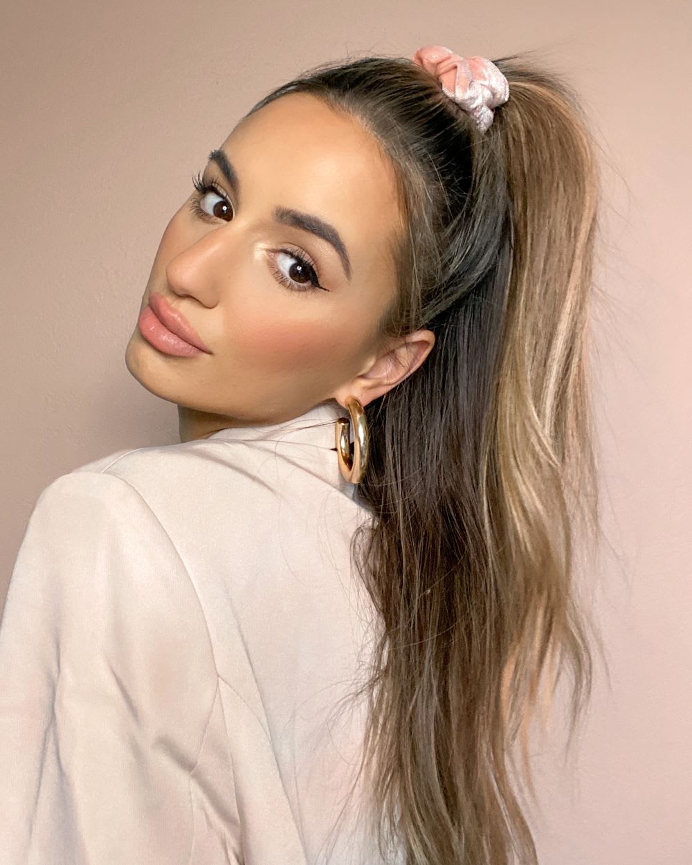 Fuzzy Scrunchie Scrunchie hairstyles, Hair styles, Hair beauty