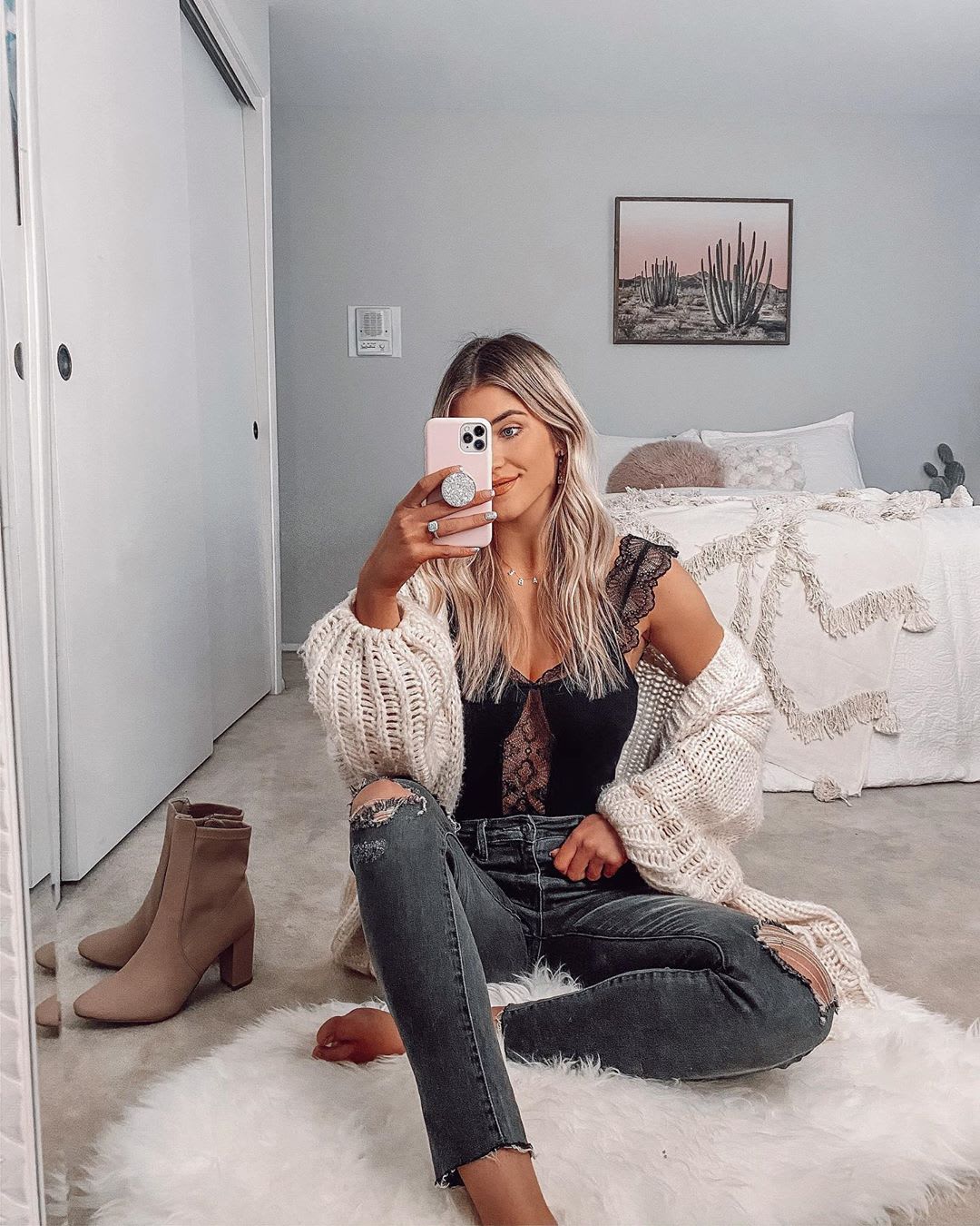 woman facetime on the phoneat home