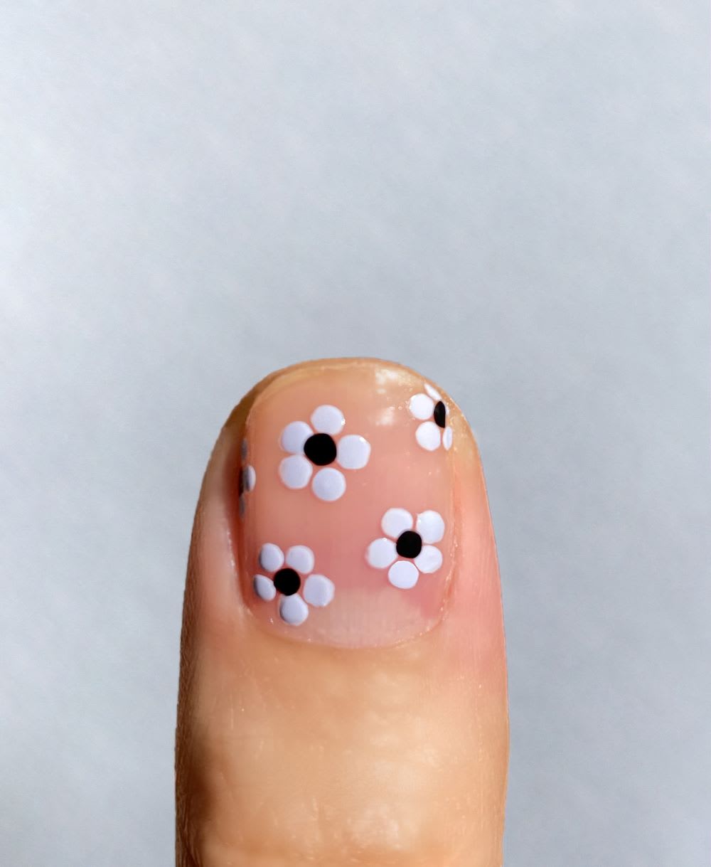 52 Cute Floral Nail Art Designs : White Daisy + White Tips
