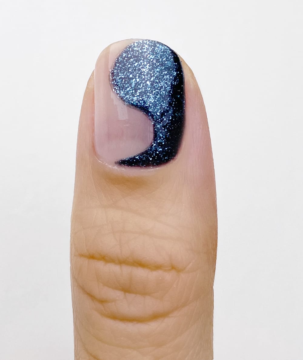 Dark Blue Nails with Glitter for Winter