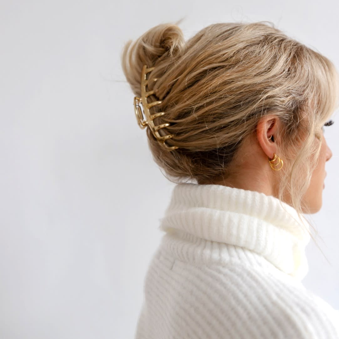 25 Easy Claw Clip Hairstyles To Upgrade Your Casual Looks