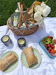 Here s What To Pack For A Picnic This Sunny Season Lulus Fashion Blog