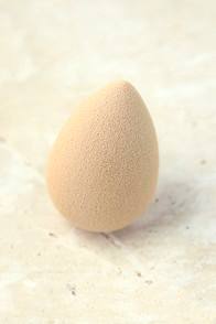 BEAUTYBLENDER NUDE MAKEUP SPONGE at Lulus.com!
