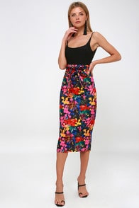 Villanelle Black Multi Floral Print Pencil Skirt at Lulus.com!
