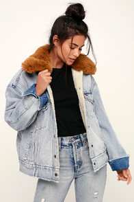 OVERSIZED SHERPA TRUCKER LIGHT WASH DENIM JACKET at Lulus.com!