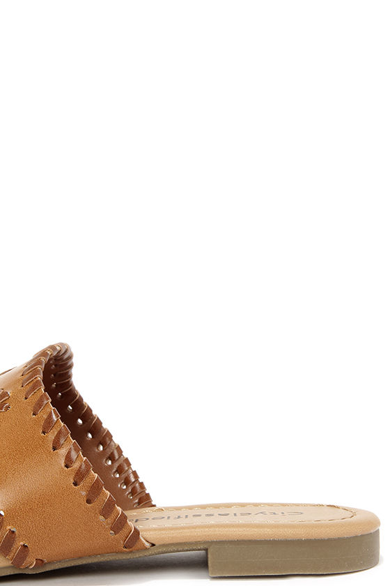 tan thong sandals