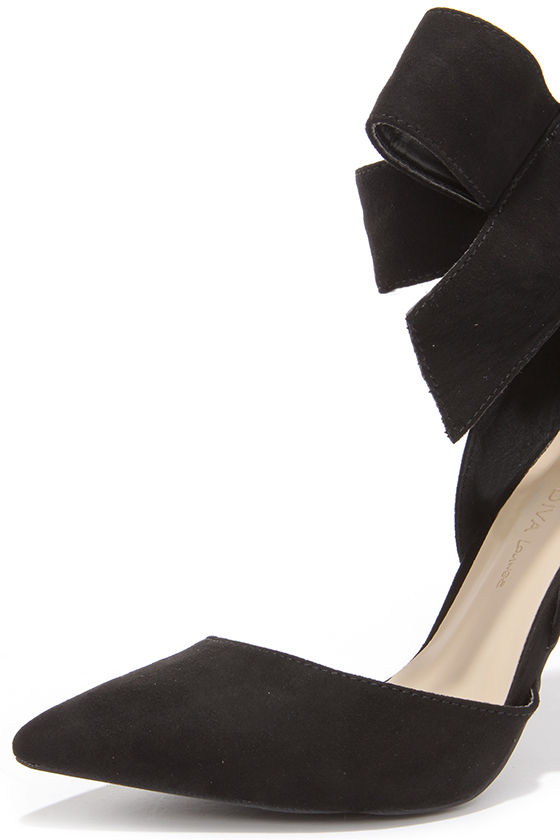 black pumps with bow in front