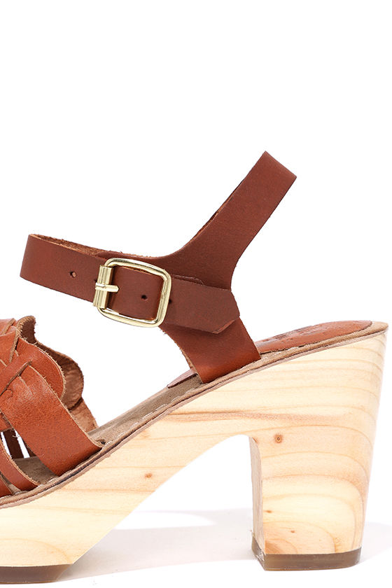 tan clogs womens
