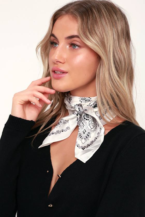 keela white paisley bandana