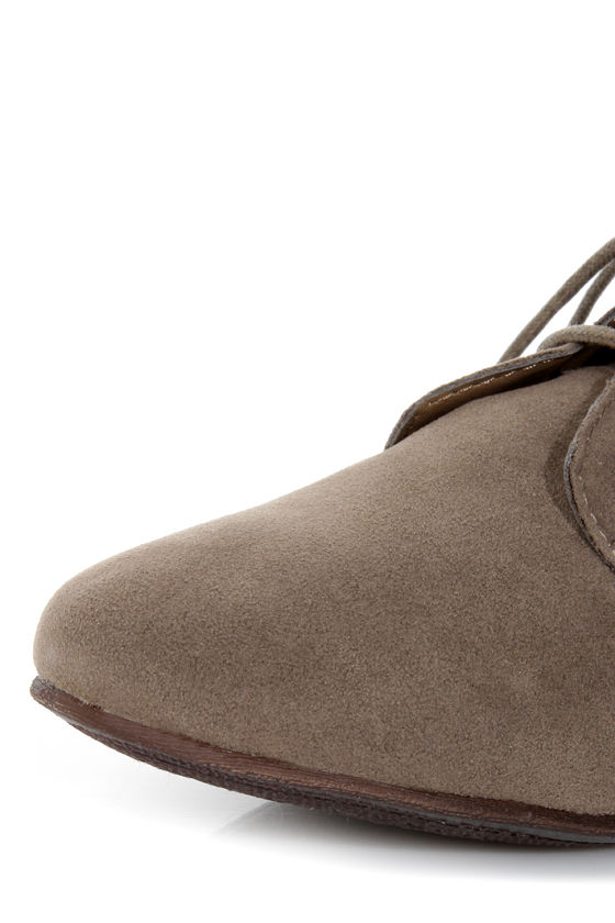 laced desert boot