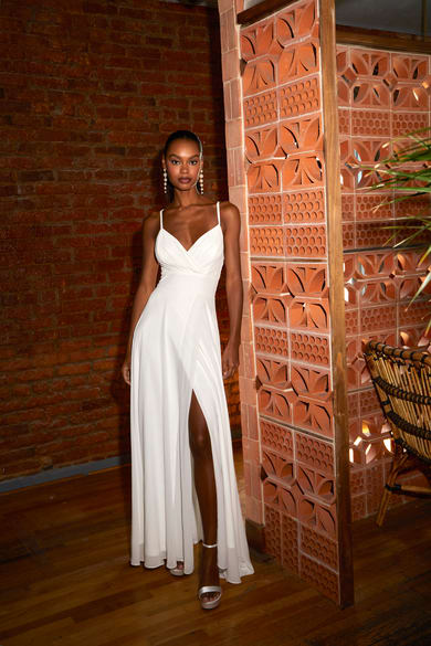 white maxi dress with short sleeves