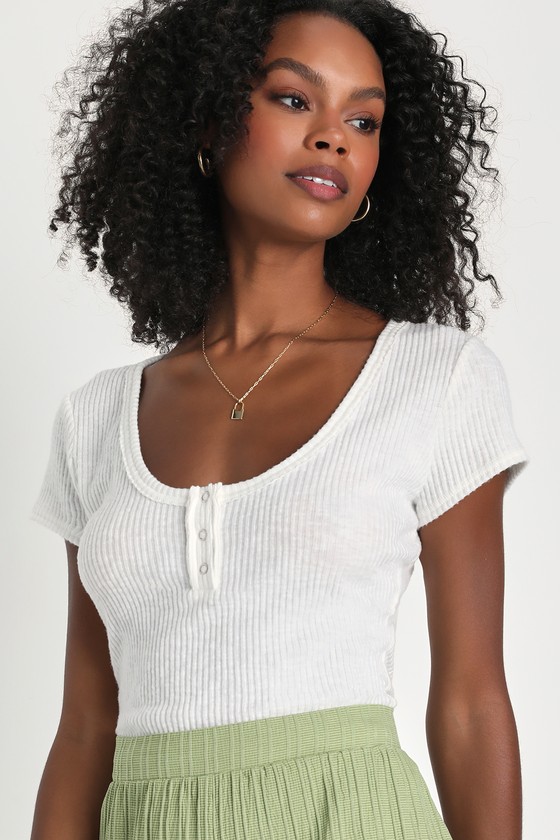 White knit short sleeve top 2025