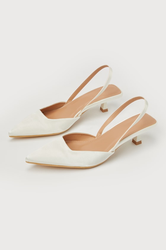 Slingback kitten heel pumps in off-white leather . PURA LOPEZ