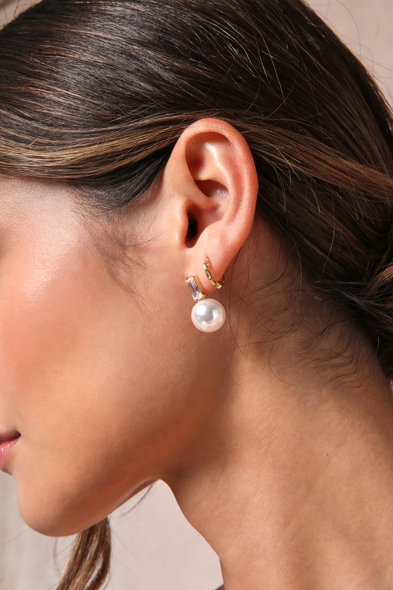 LULUS ELEGANT PASSION WHITE PEARL 14KT GOLD RHINESTONE STUD EARRINGS