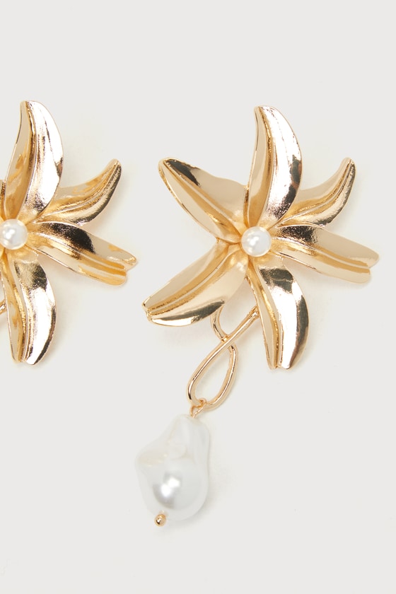Petit Moments Delilah 14kt Gold Flower Pearl Statement Earrings
