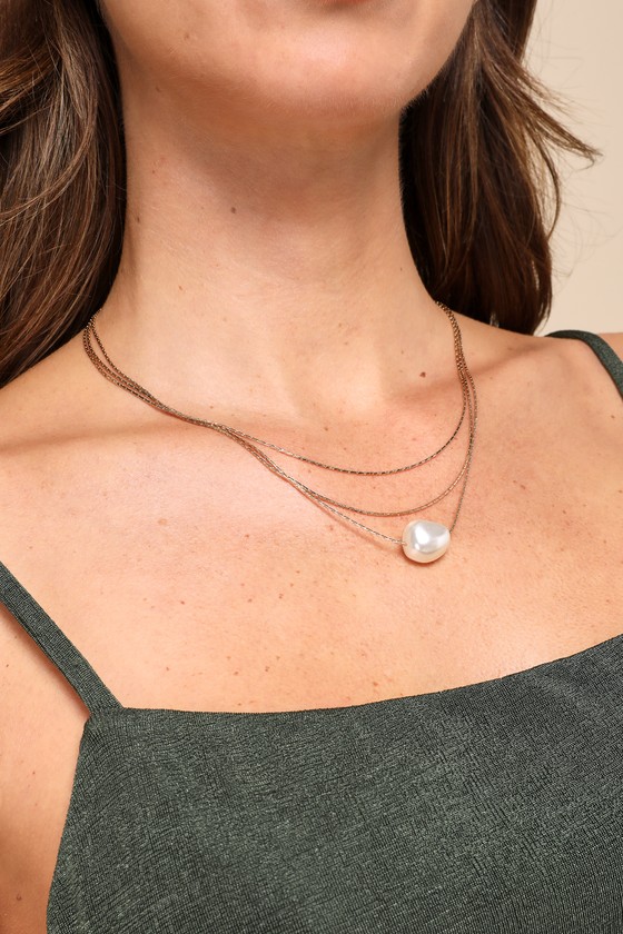 Darlingly Chic Gold Layered Pearl Necklace 4