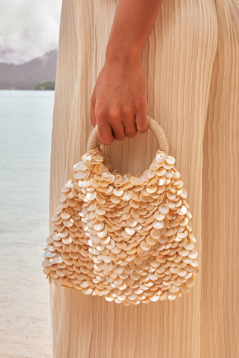 Kiss and Shell Cream Beaded Shell Handbag