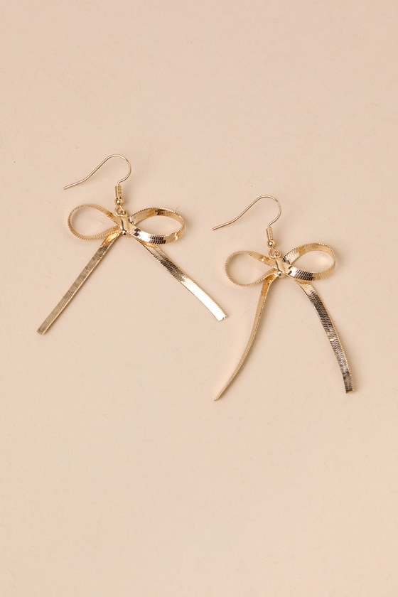 Lulus Adorably Trendy Gold Herringbone Chain Bow Earrings In Gold