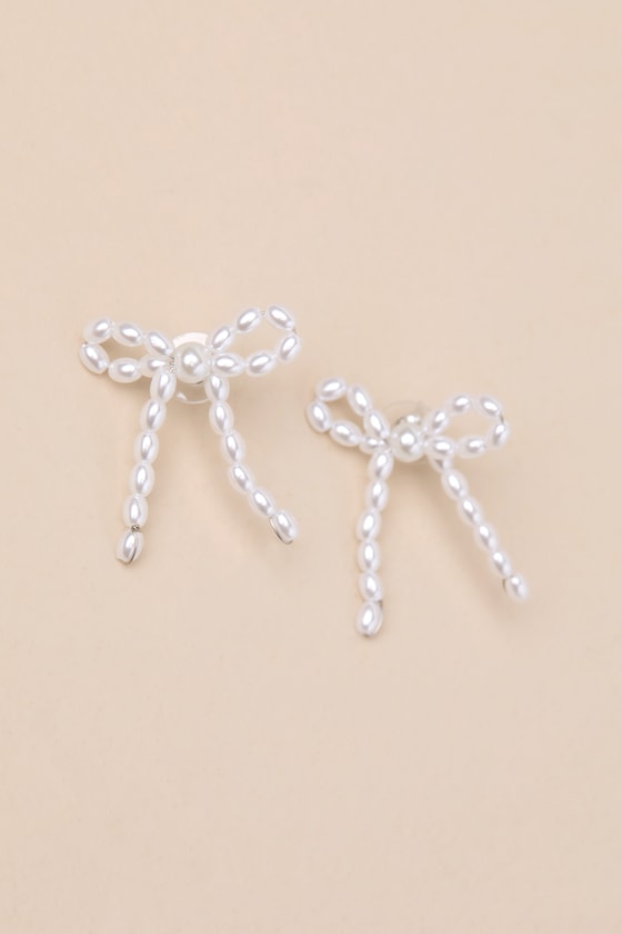 Lulus Glowing Vibe White Pearl Bow Earrings In White