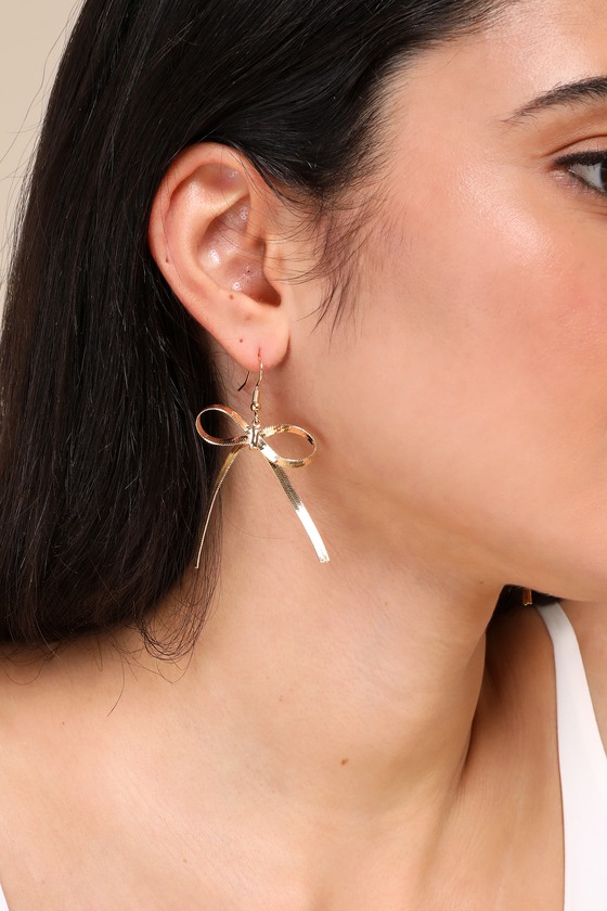 Lulus Adorably Trendy Gold Herringbone Chain Bow Earrings In Gold