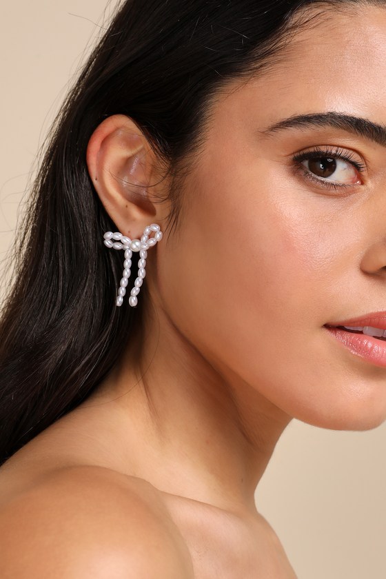 Lulus Glowing Vibe White Pearl Bow Earrings In White