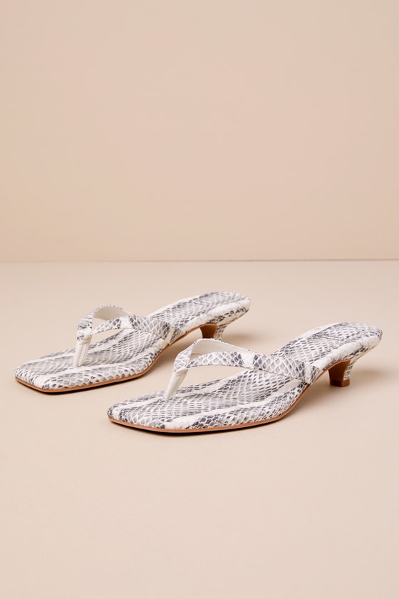 Dolce Vita Tasiah Grey And White Snake-embossed Leather Thong Sandals In Grey And White