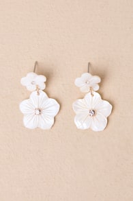 Flourishing Glow White Acetate Flower Earrings 2