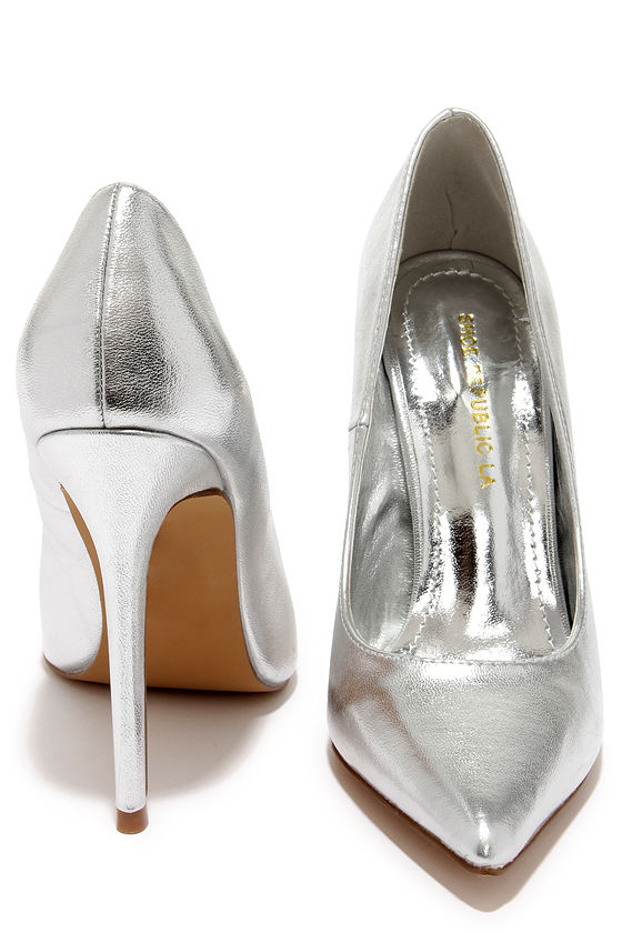 Click Your Heels Silver Pointed Pumps