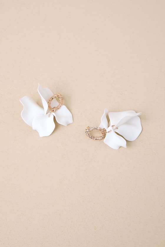 LULUS EYE-CATCHING ESSENCE WHITE PETAL STATEMENT EARRINGS