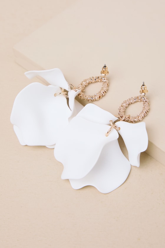 LULUS EYE-CATCHING ESSENCE WHITE PETAL STATEMENT EARRINGS