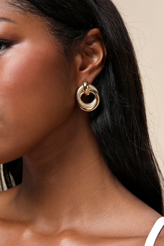 Lulus Bold Glow Gold Textured Interlocking Hoop Earrings In Gold