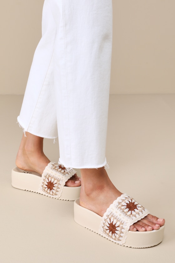 靴 THEREDTHREAD script chunky slides Dirty Laundry Worble - Cream Crochet Sandals - Flatform Sandals