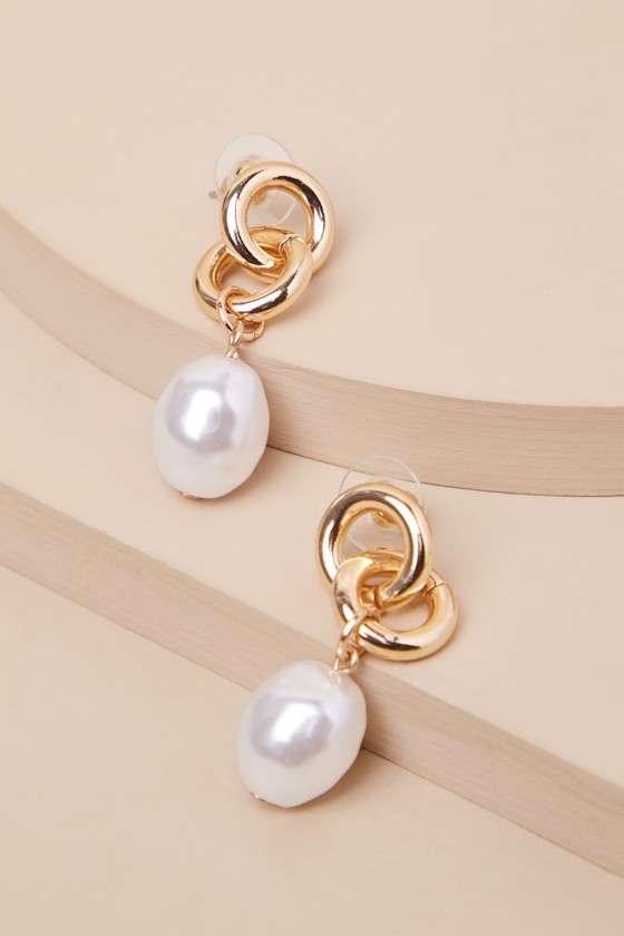 LULUS DELUXE GLAMOUR GOLD PEARL CHARM INTERLOCKING EARRINGS