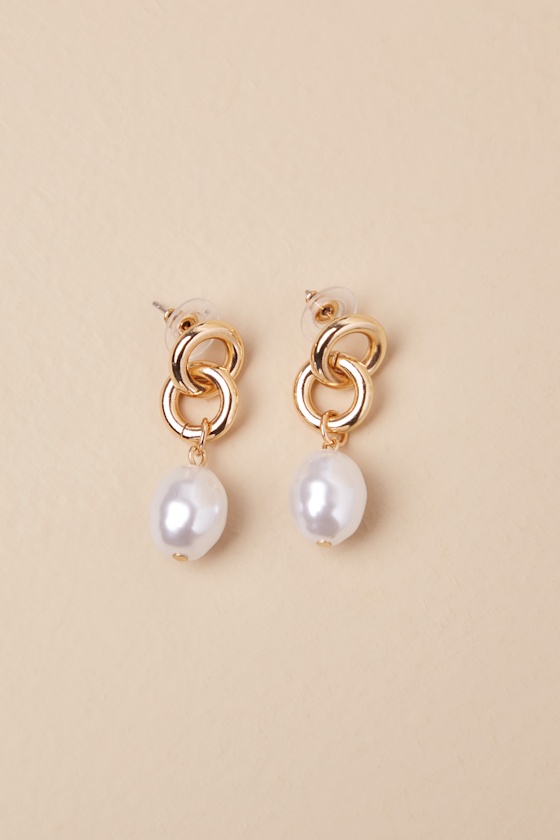 LULUS DELUXE GLAMOUR GOLD PEARL CHARM INTERLOCKING EARRINGS