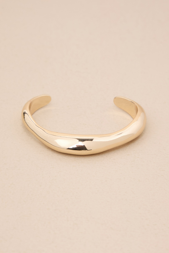 LULUS GLOWING ALWAYS GOLD WAVY BANGLE BRACELET