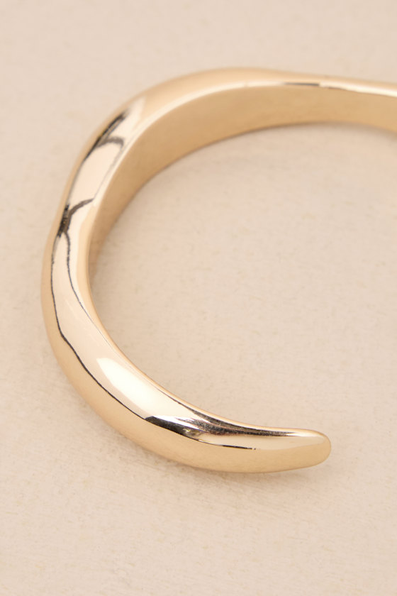 LULUS GLOWING ALWAYS GOLD WAVY BANGLE BRACELET