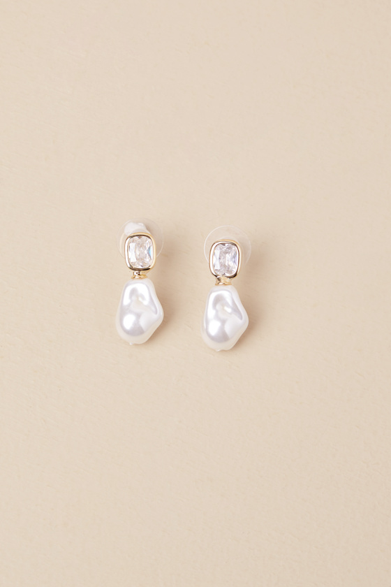 LULUS SPECTACULAR STANCE GOLD RHINESTONE PEARL EARRINGS