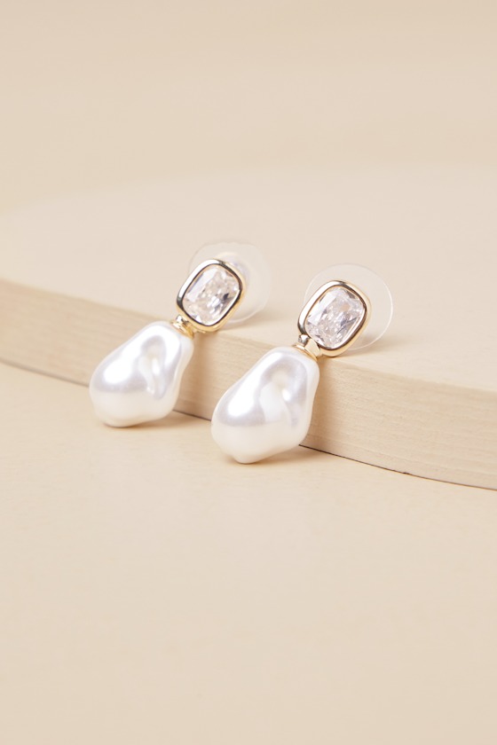 LULUS SPECTACULAR STANCE GOLD RHINESTONE PEARL EARRINGS