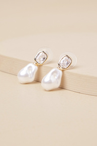Spectacular Stance Gold Rhinestone Pearl Earrings 2