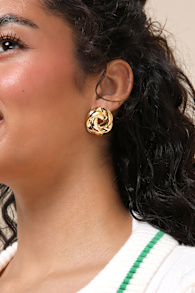 Shining Standard Gold Twisted Circle Stud Earrings 1