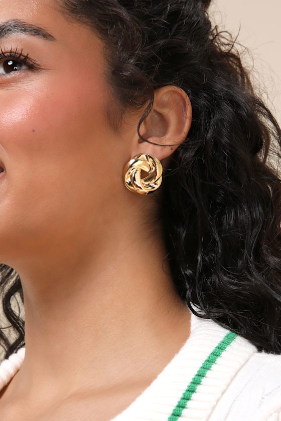 Shining Standard Gold Twisted Circle Stud Earrings 1