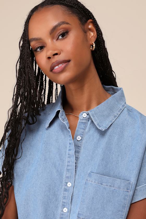 LULUS EVERYDAY ATTITUDE BLUE CHAMBRAY SHORT SLEEVE BUTTON-UP TOP