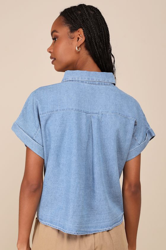 LULUS EVERYDAY ATTITUDE BLUE CHAMBRAY SHORT SLEEVE BUTTON-UP TOP