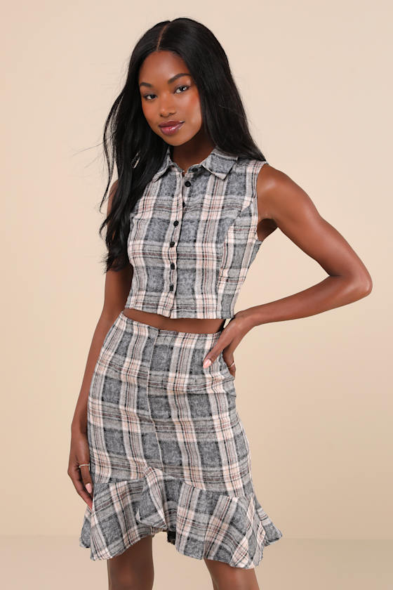 Daisy Street Convincingly Posh Grey Faded Plaid Button-up Collared Crop Top In Grey