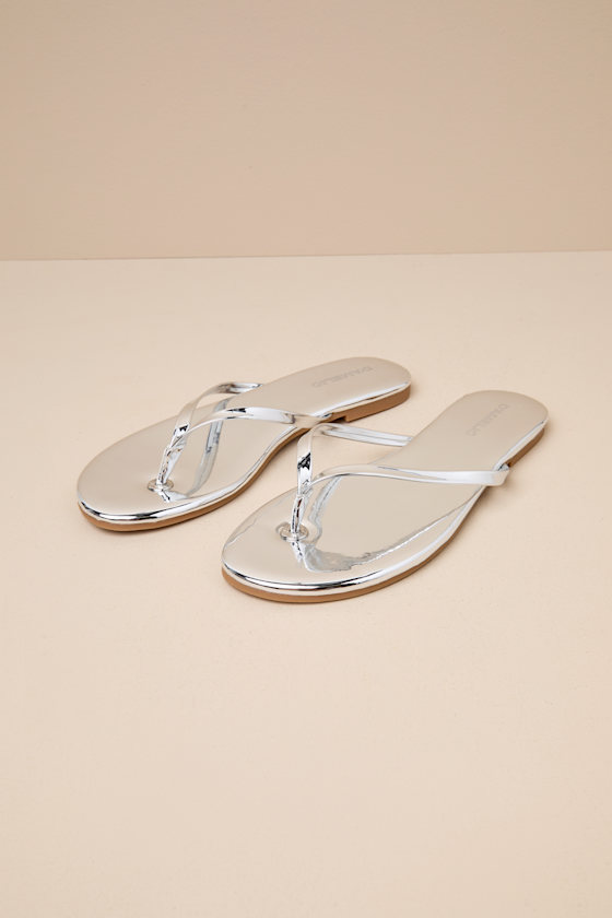 D'amelio Footwear Beachbae Silver Mirror Patent Flat Thong Sandals In Silver